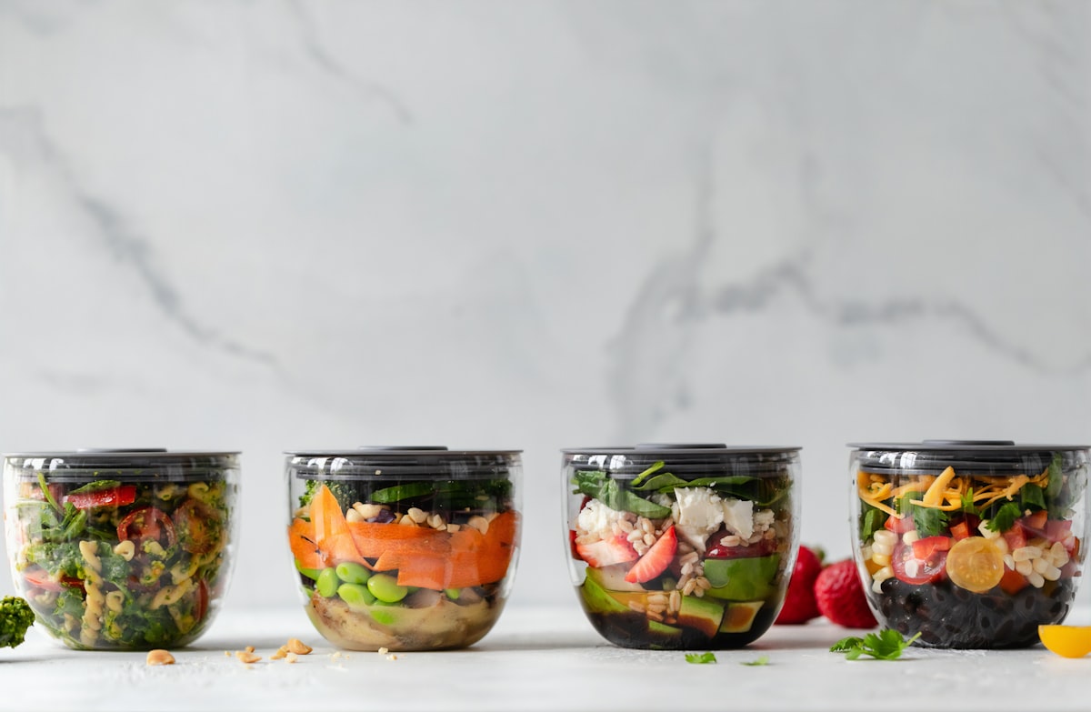 Poke bowl dengan ikan salmon